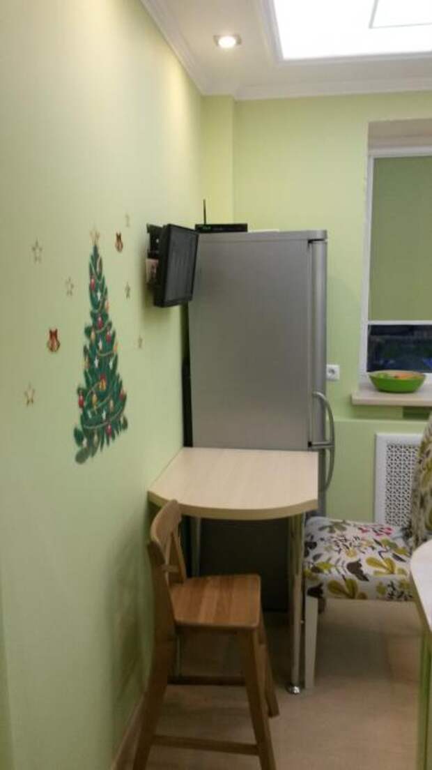 Маленькая кухня фото, холодильник и стол на маленькой кухне