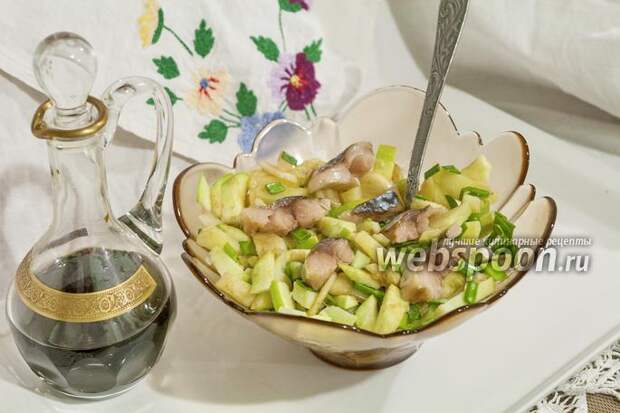 Фото Салат с провесной скумбрией, картофелем и зелёным яблоком
