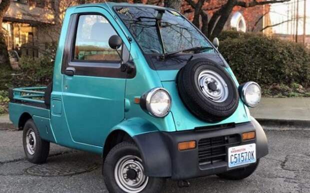 Нет лучшего названия для «Кей-кар», чем Daihatsu Midget.  Это даже не одна машина, а длинная серия компактных развозных с небольшими двигателями, которые Daihatsu представила в конце 50-х годов.  Последнее поколение вышло в 1996 году с несколькими уникальными особенностями.  Поначалу Карлик выглядел как насекомое с торчащими фарами и узкой кабиной.  Во-вторых, конструкторы поставили на багажник его запаску, что еще больше увеличивает странность этого карлика.  И, как и следовало ожидать, под капотом скромный двигатель объемом 0,66 куб. См в сочетании с механической или автоматической коробкой передач.