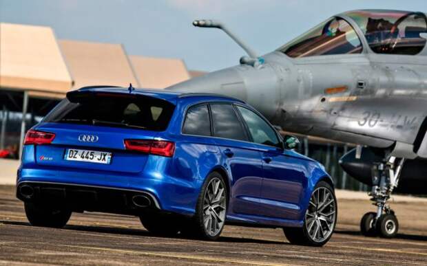 Модели Audi давно заняли свое место в гараже аргентинца, поскольку производитель спонсировал «Барселону» и поставлял автомобили игрокам команды в рамках рекламного контракта. В разное время Месси водит суперкар R8 и кроссоверы Q7 и Q8. В 2017 году он выбрал универсал Audi RS6 Avant Performance с 4,0-литровым V8 мощностью 600 л.с. Отличный вариант для семейного человека с 3-мя детьми, желающего сочетать скорость и комфорт.
