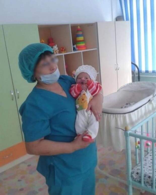 Всем здравствуйте, меня зовут Алла и эту фотографию я сделала в тот день, когда мы с мужем приехали в дом малютки за нашим маленьким солнышком!