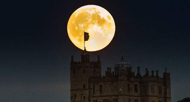 Кровавая луна и замок Болсовер, графство Дербишир, Англия