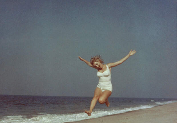 Мэрилин Монро на пляже, 1957