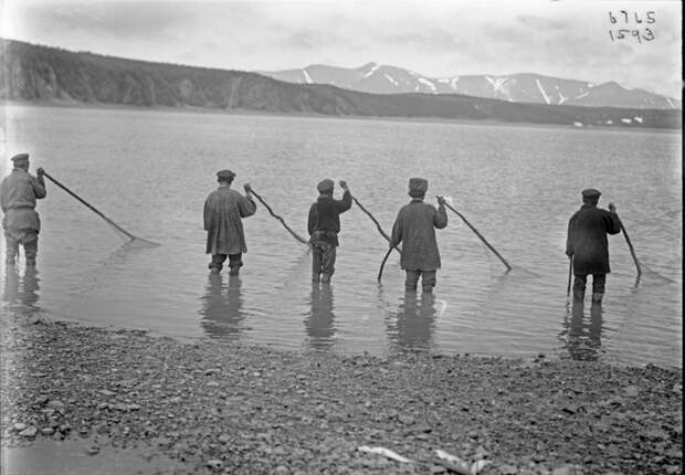 Обрусевшие коряки рыбачат недалеко от села Наяхан. 1901