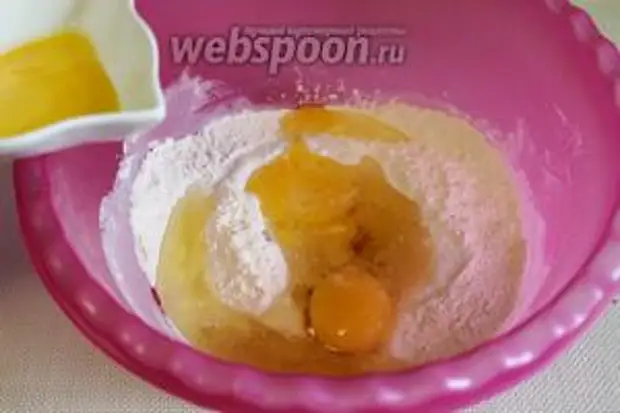 У третьего яйца отделить желток, белок тоже вылить в тесто.
