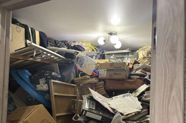 В Новосибирске пенсионер завалил квартиру мусором, чтобы не впускать жену и дочь