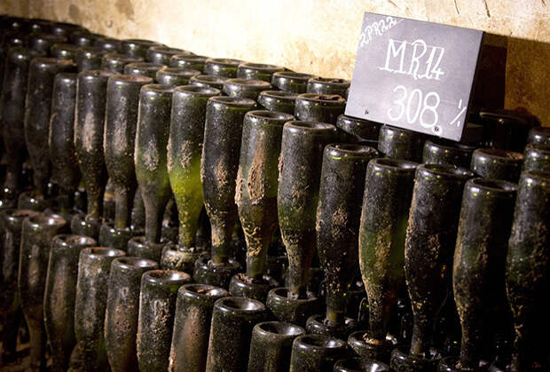 Франция. Бутылки с шампанским урожая 1914 года