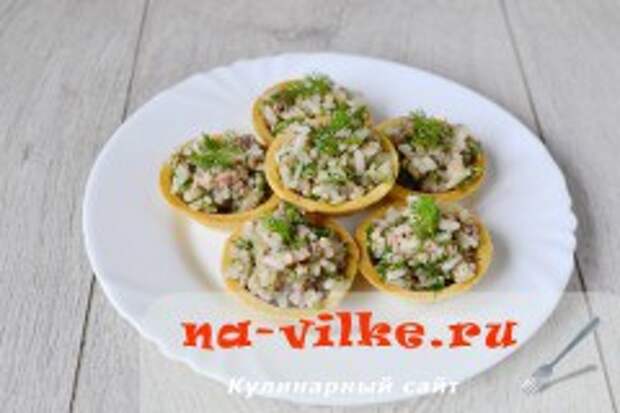 Салат Вкусная корзинка – с печенью трески и рисом
