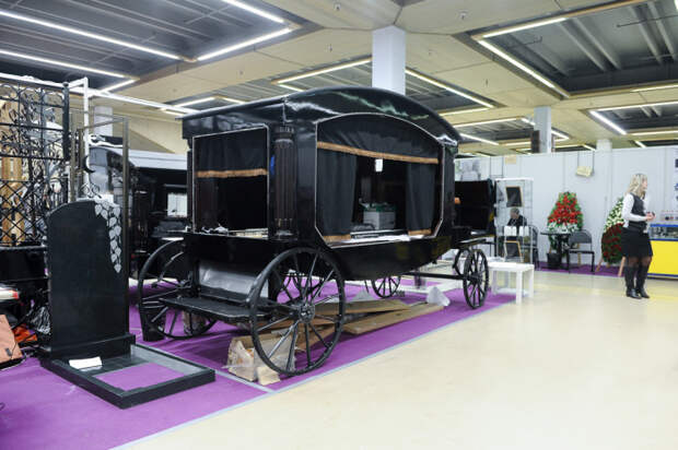 Выставка похоронной моды в Москве (50 фото)