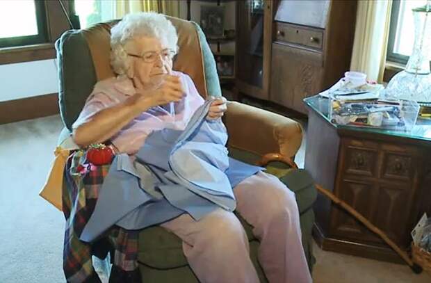 99-летняя бабуля шьет по одному платью в день для нуждающихся Африки (5)