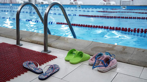 12-летняя девочка впала в кому после тренировки в бассейне в Москве