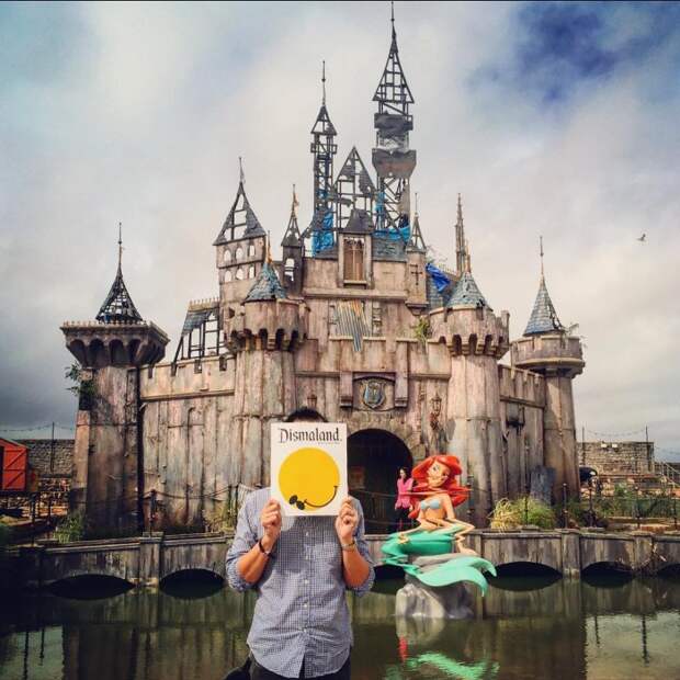 В Великобритании открылся мрачный «Диснейленд» - Dismaland (21 фото)