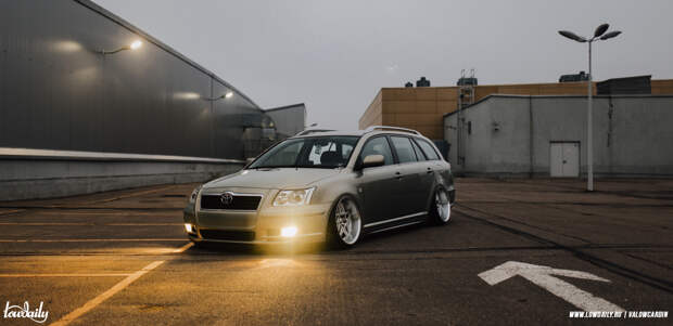 Toyota Avensis универсал второй генерации