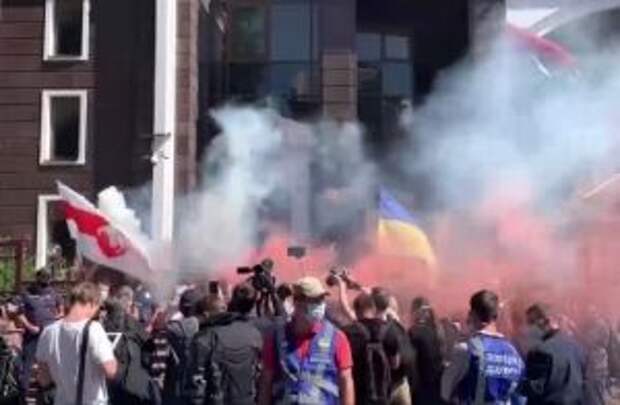 Под посольством Беларуси в Киеве люди в масках подожгли файеры