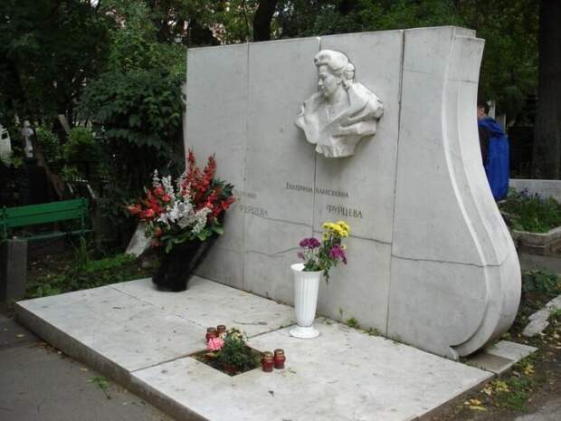 Памятник на могиле Екатерины Фурцевой и её дочери Светланы, ушедшей в 2005 году. / Фото: www.lesorubb.livejournal.com
