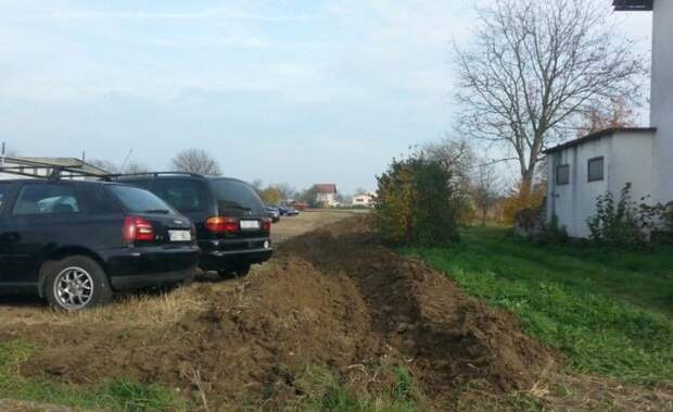 Хорватский фермер распахал землю на самовольной стоянке, заблокировав около 50 машин  заблокировал авто, ибо нехер, пахота, самовольная стоянка, фермер