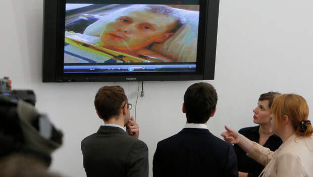 Украинские журналисты смотрят видео с задержанными россиянами Украинские журналисты смотрят видео с задержанными россиянами