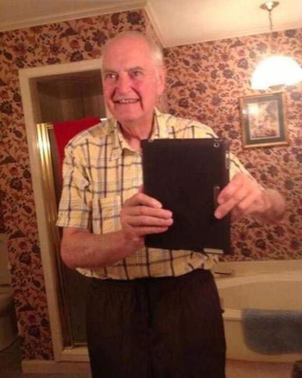 10. Подарили отцу на 70-летие планшет, и он сразу решил сделать селфи родители, юмор