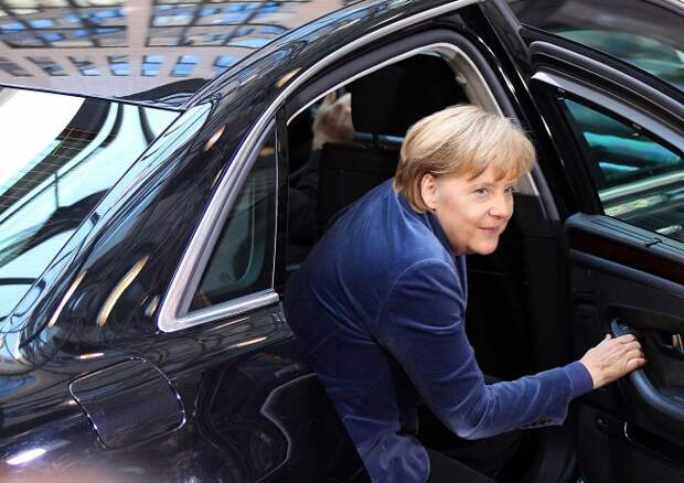 Канцлер Германии Ангела Меркель во время прибытия на саммит ЕС по вопросу разрешения долгового кризиса стран еврозоны. Брюссель, 2011 год