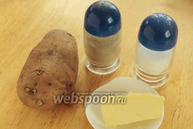 Для начинки нужно взять отварной картофель, сливчоное масло и соль.