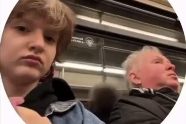 Пассажирка прервала общение на жестовом языке в метро Москвы и попала на видео