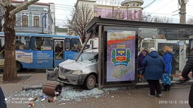 В Симферополе автомобиль врезался в остановку с людьми, избегая столкновения с другой машиной