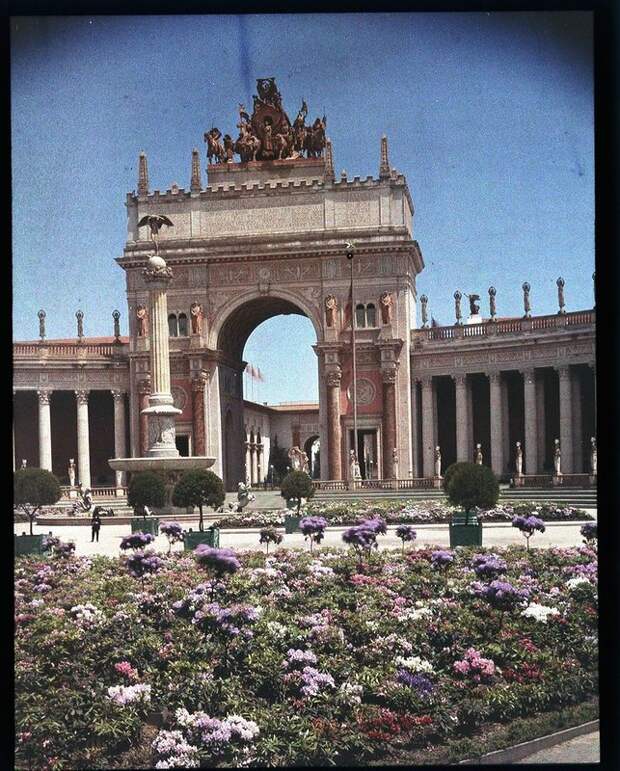 1915 Panama-Pacific-Exposition The Flower beds at the Arch of the West.jpg 1915 Panama-Pacific-Exposition The Flower beds at the Arch of the West.jpg