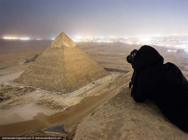 На вершине одного из семи чудес света — пирамиды в Гизе.