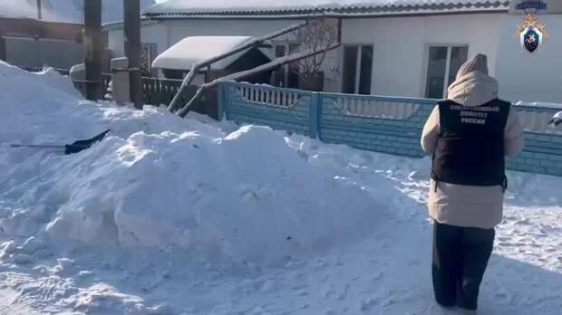 Ребенок задохнулся в сугробе рядом с домом в Красноярском крае