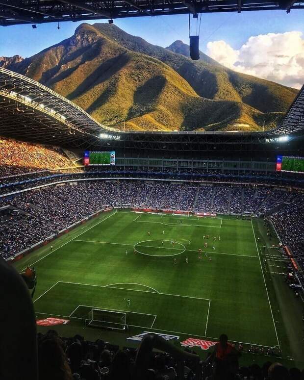 Один из стадионов Мексики. То, чего не видят зрители на экранах ТВ, но видят посетители игр