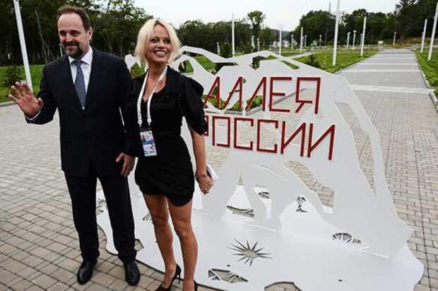 Звездный десант во Владивостоке: Стивен Сигал и Памела Андерсон на Первом Восточном экономическом форуме (+ВИДЕО, ФОТО) | Русская весна