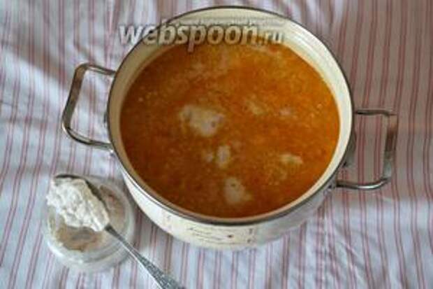 Добавляем сало в борщ. Ждём, пока закипит, и добавляем по вкусу соль. 