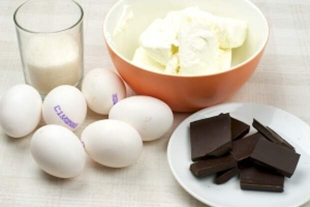 Для приготовления пудинга понадобятся яйца, творог жирностью 9%, плитка чёрного шоколада и сахар.