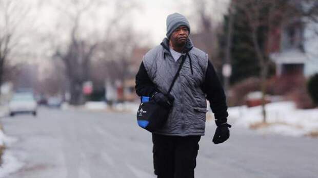 Ежедневно этот мужчина преодолевал пешком 34 км на работу и обратно добро, работа
