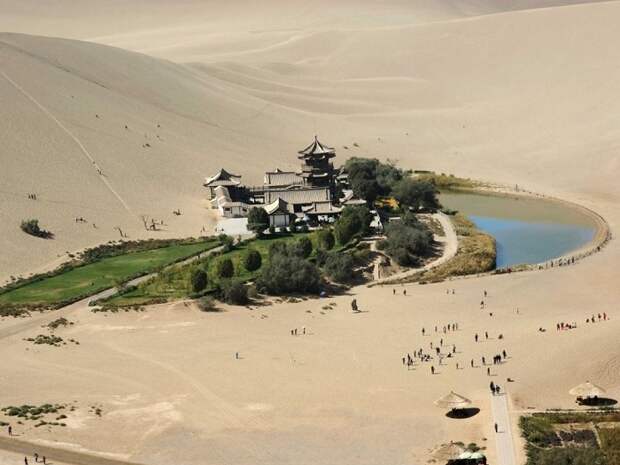 Украшением бескрайних песков, занимающих площадь более миллиона квадратных километров, считается оазис с озером Юэяцюань, расположенный в шести километрах от города Дуньхуан.