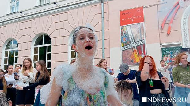 Фестиваль Коляда plays начался с традиционной пенной вечеринки на проспекте Ленина