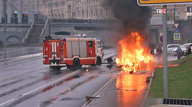 В Москве Maserati на огромной скорости врезался в столб и сгорел авто, дтп, москва