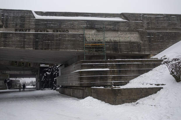 Украина.ру: демонтировали надпись о подвиге Красной армии на галерее скульптур