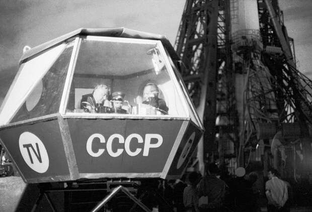 На фото: телевизионные комментаторы Юрий Фокин (слева), Владимир Панарин (справа) и летчик-космонавт Владимир Шаталов (в центре) в специальной кабине во…