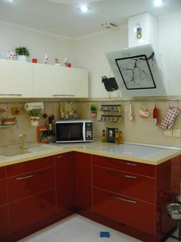 Красно-белая кухня, красные кухонные фасады, оригинальная вытяжка