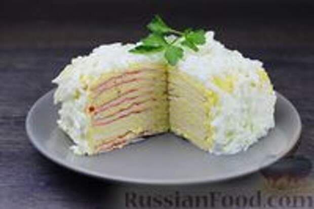 Фото к рецепту: Закусочный торт из крабовых палочек с сыром и яйцами