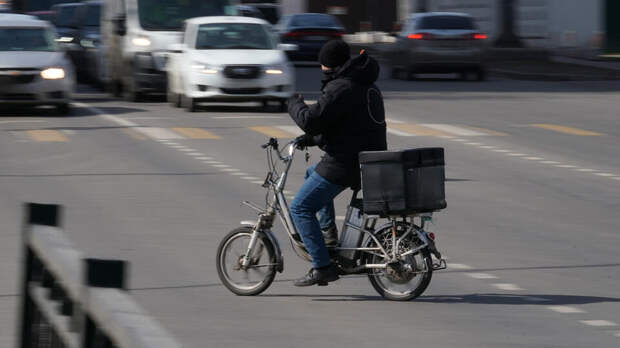 В России призвали запретить курьерам ездить на электровелосипедах