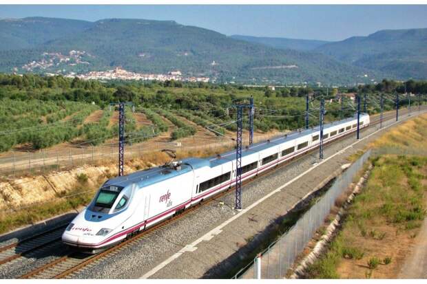 Аббревиатура AVE (Alta Velocidad Espanola) по-испански обозначает «птица». Этот поезд «летает» из Мадрида в Вальядолид и Барселону со скоростью более 330 километров в час