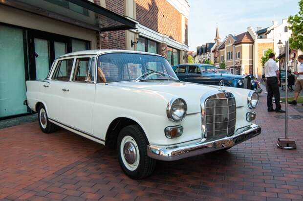 Mercedes-Benz W110 «Fintail» (нем. Kleine Heckflosse) выставка, олдтаймер, ретро автомобили