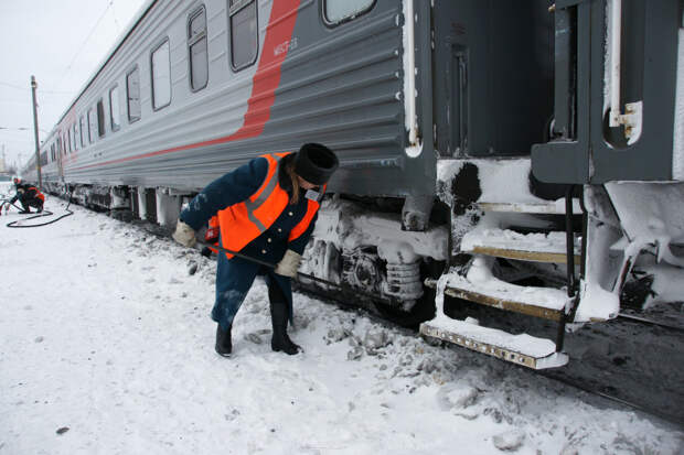 Пассажиры остановленного 12 часов назад поезда остались без доступа к туалетам