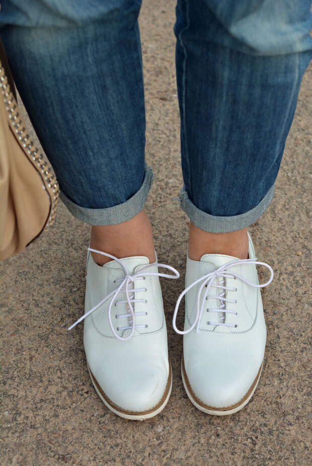Boyfriend jeans, white brogues