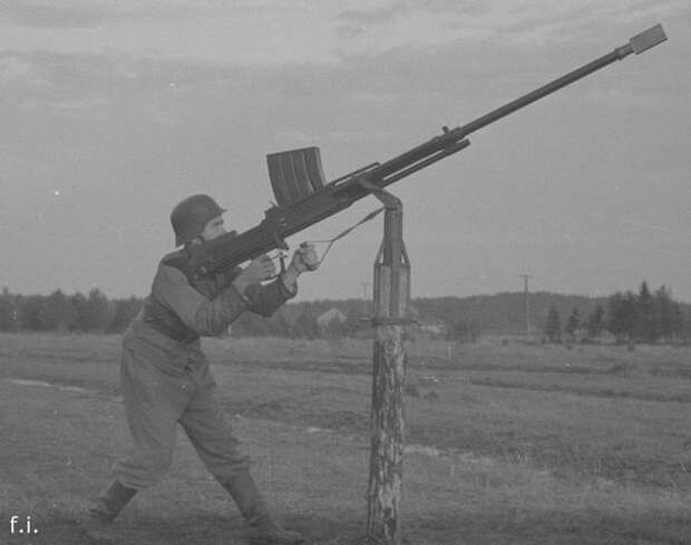 74. Финский солдат с противотанковым ружьём Lahti L-39-44, используемым в качестве зенитного орудия ВОВ 1941-1945, вмв, война