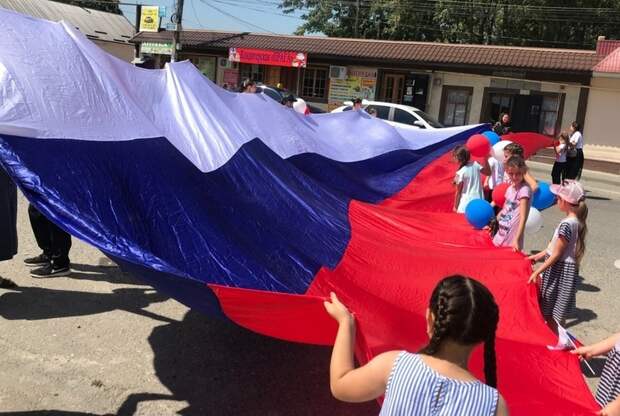 В деревне Энди состоялась торжественная церемония поднятия Государственного флага Российской Федерации в честь Дня России