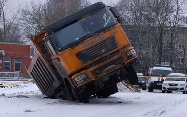 В Скопине грузовик, который перевозил песок, провалился под землю