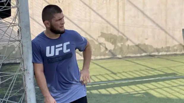 «Вряд ли хотел обидеть пострадавшего в метро»: почему шутка Нурмагомедова о Макгрегоре вызвала неоднозначную реакцию